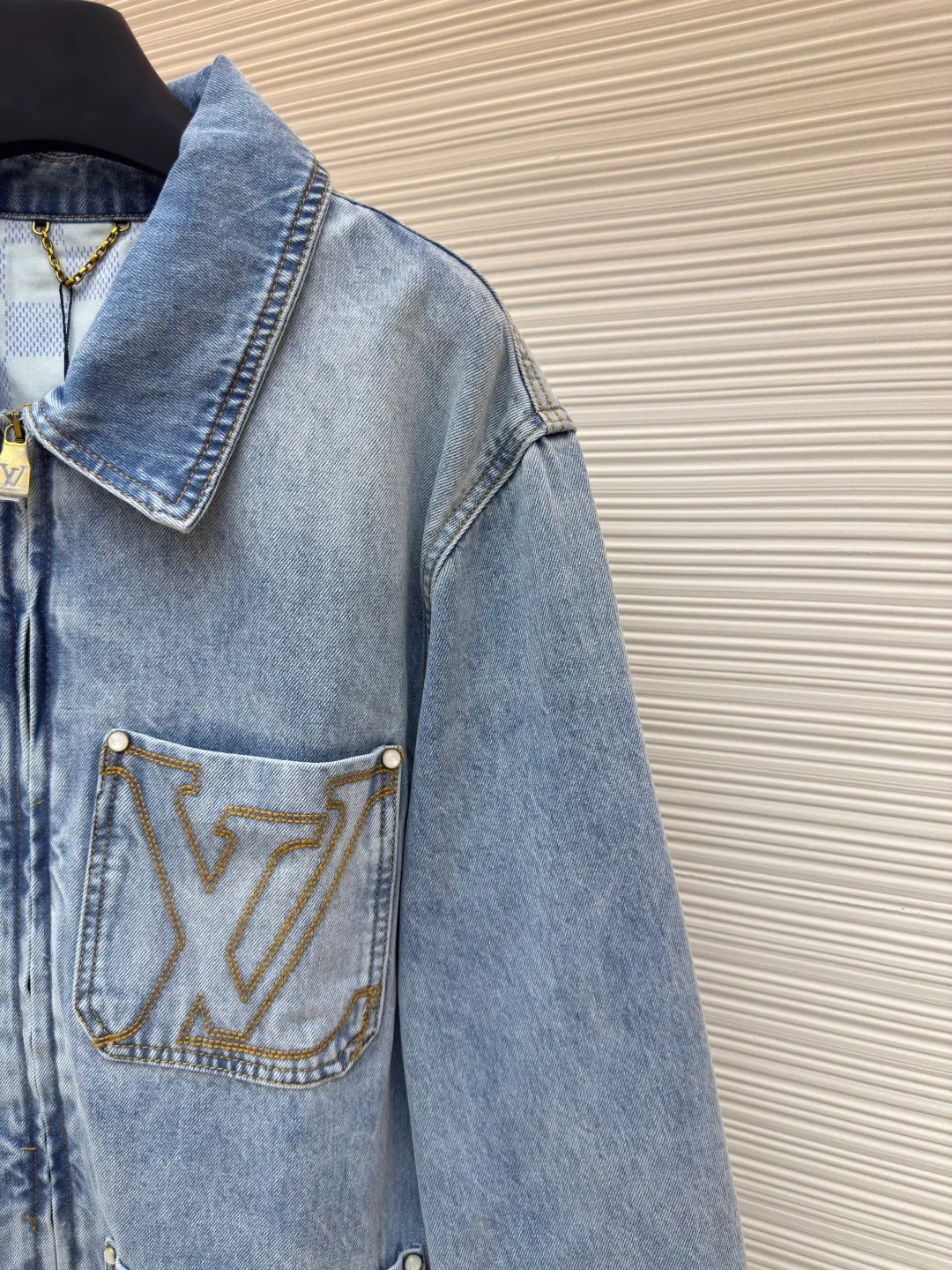 LOUIS VUITTON patch letter denim jacket ●Authentic product: Purchased and developed by 21599 ●Item number: 1680048-B75 ●Material: denim denim fabric ●Technology: embroidery production ●Version: fitted version ●Weight: about 1075 grams ●Size: 46-48-50-52 ●Description: The iconic pattern of the brand's presbyopia logo It has a strong street American style and is very chic. The whole piece is still the same loose version as always, which hides the flesh. The regular denim lapel design gives people a smart and generous look. Customized logo buttons and leather labels come with a full set of accessories. It is cool, stylish and fairy-like. It is also an absolute C-position piece and is highly recommended!  Very heavy work, exquisite details, special washing process, multiple washings can show the same perfect washing color effect as the original. You’ll know it once you get it. It’s self-evident how popular it is once it’s released. It has no gender boundaries and looks great with couples’ outfits. It’s versatile and effortless. The overall wiring is straight and delicate, the fabric is comfortable and soft, and the color is consistent without color difference. It can be matched with the same style to create a fashionable look and control various occasions. Customized accessories, complete with three standards, same style for men and women!